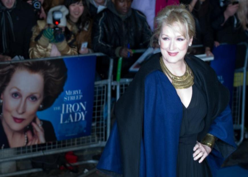 Meryl Streep no tapete vermelho para apresentar A dama de ferro