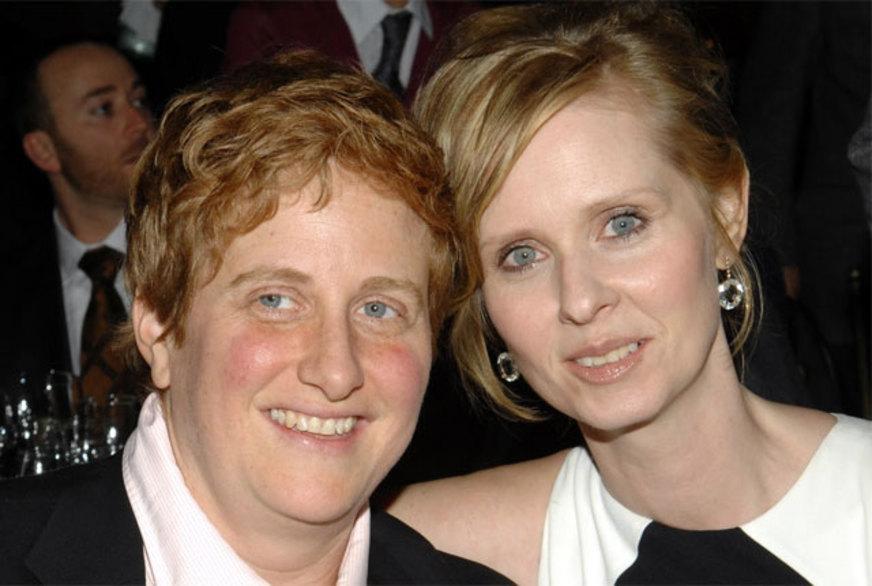 Atriz de Sex And The City Cynthia Nixon se casa com namorada em  