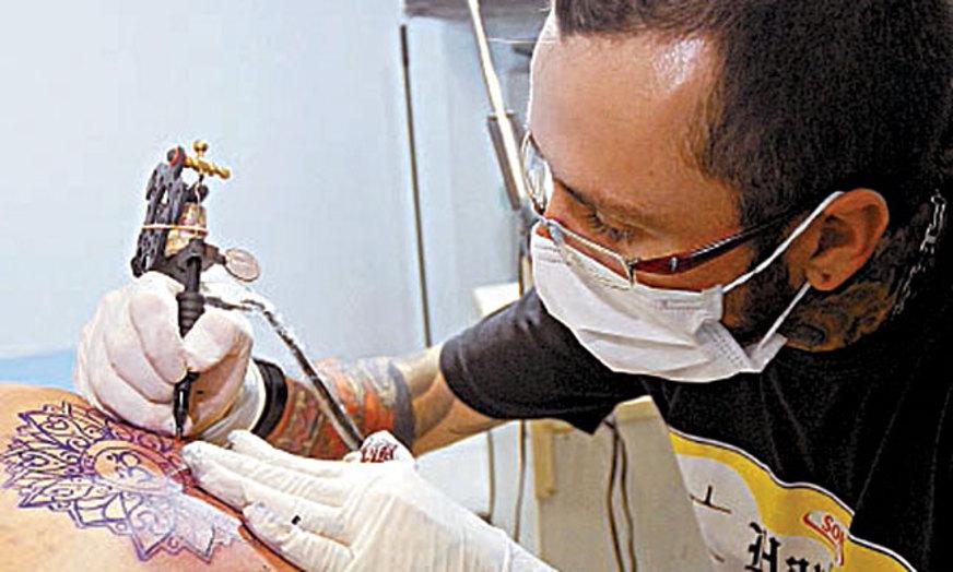 Piercings e tatuagens na boca: é possível diminuir riscos?