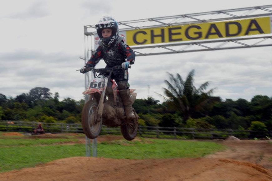 Pequeno Garoto Correndo Em Sua Competição Motocross Fora Da