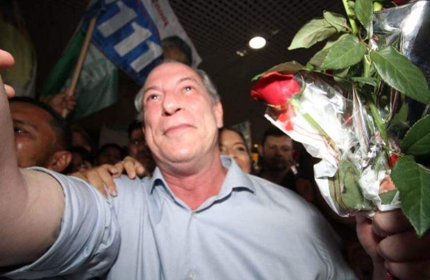 Ciro Gomes recebido com festa por militantes do PDT no Aeroporto