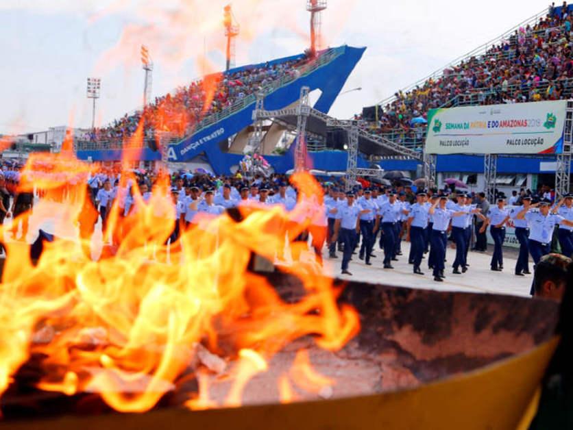 Tradicional desfile militar reúne milhares de pessoas no Sambódromo em  Manaus