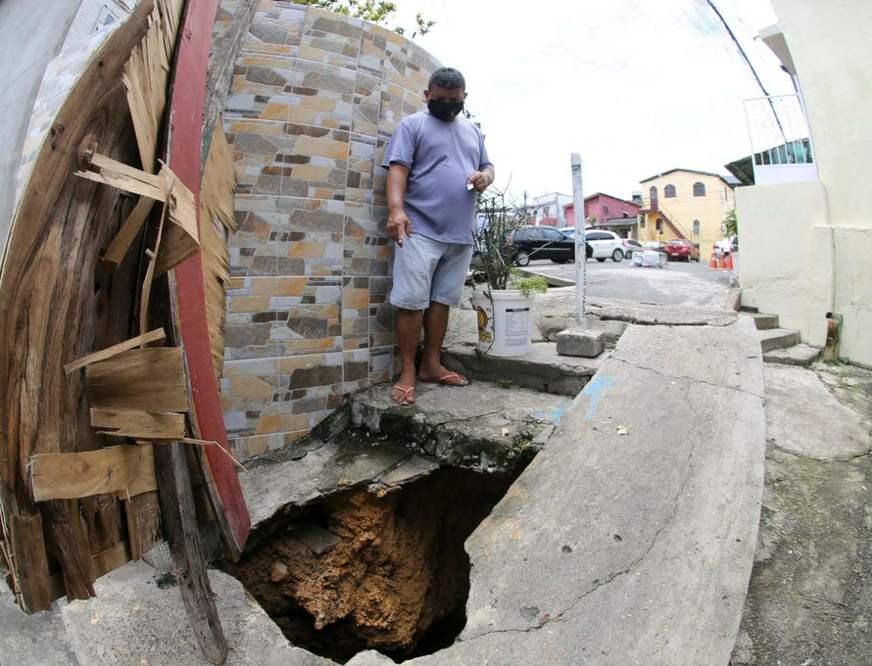 Homem cai em buraco de calçada e quase é devorado por ratos - Fotos - R7  Hora 7