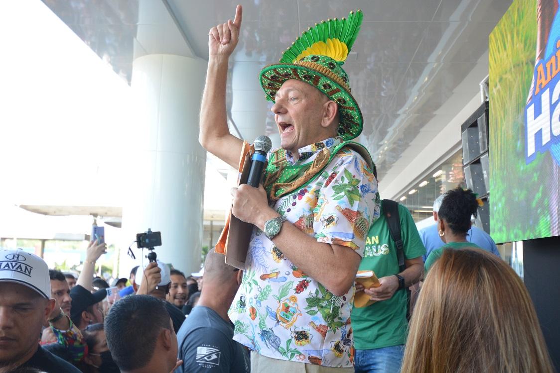 Luciano Hang fala aos clientes momentos antes da grande inauguração (Foto: Phil Limma)