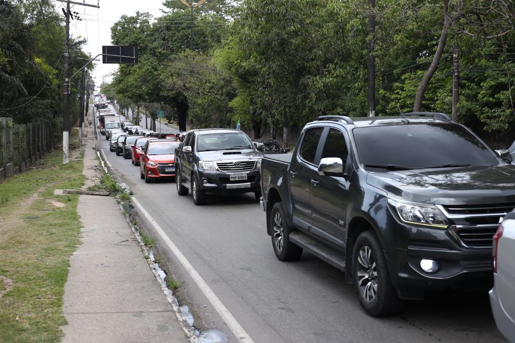 O acidente atrapalhou o trânsito na Rodrigo Otávio (Foto: Gilson Mello)