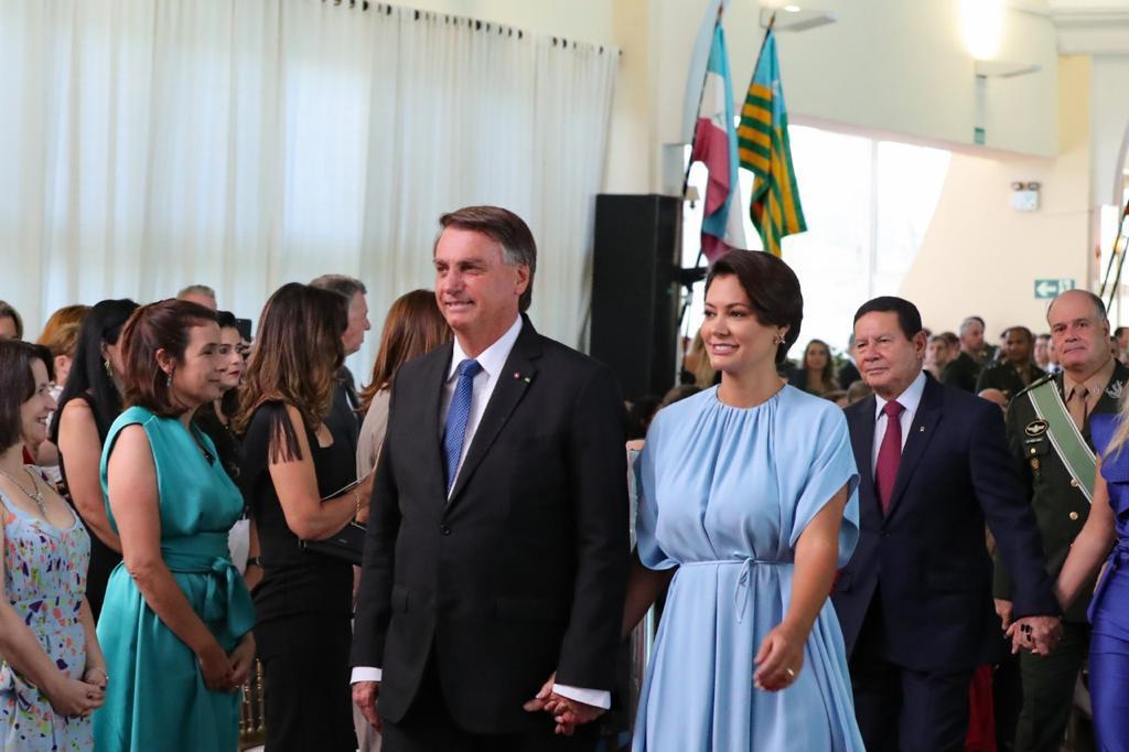 No Palácio da Alvorada, Bolsonaro e Michelle fazem churrasco para Laurinha