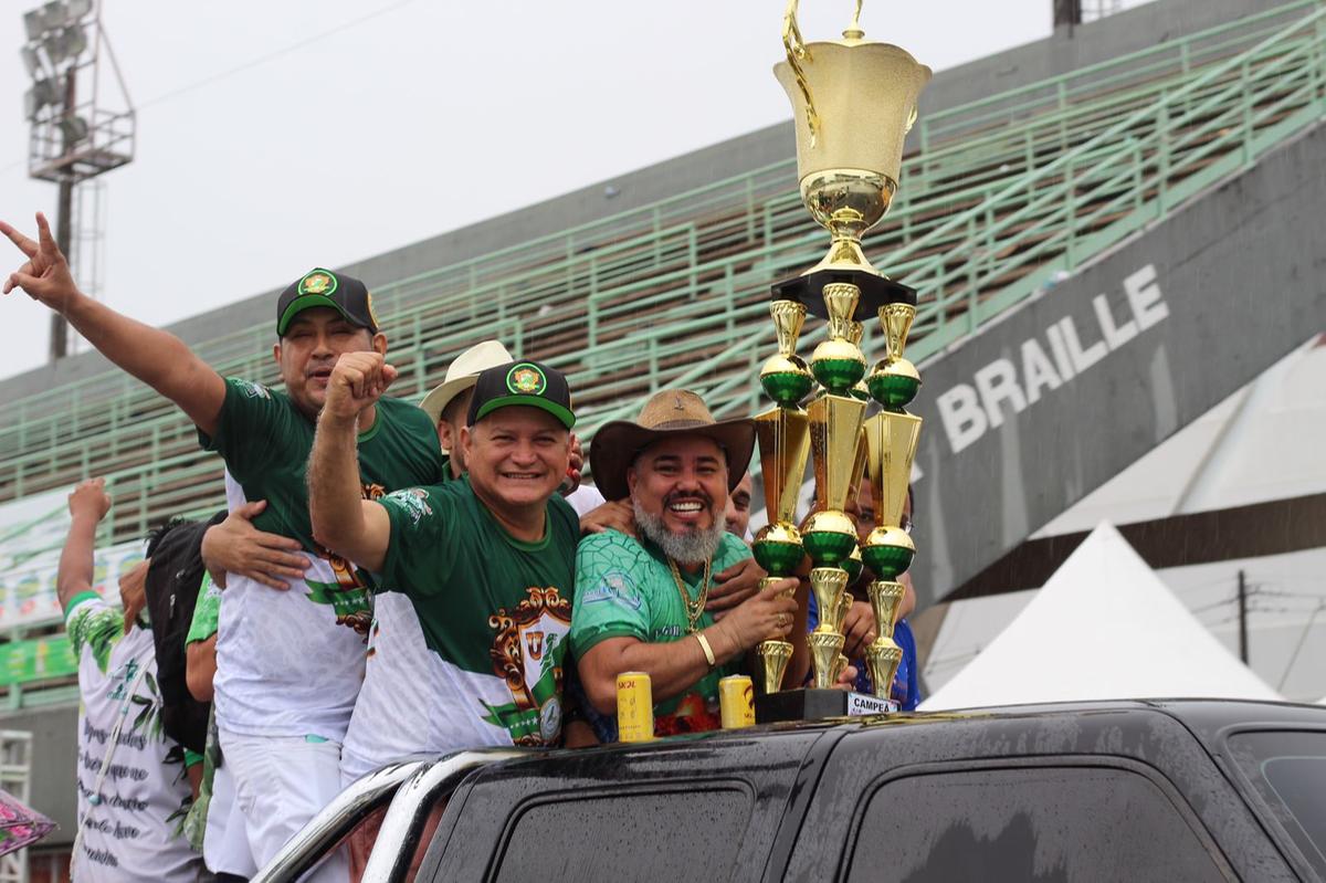 E o grande troféu de bicampeã já está a caminho da quadra da vencedora, a Mocidade Independente de Aparecida! (Foto: Jeiza Russo)