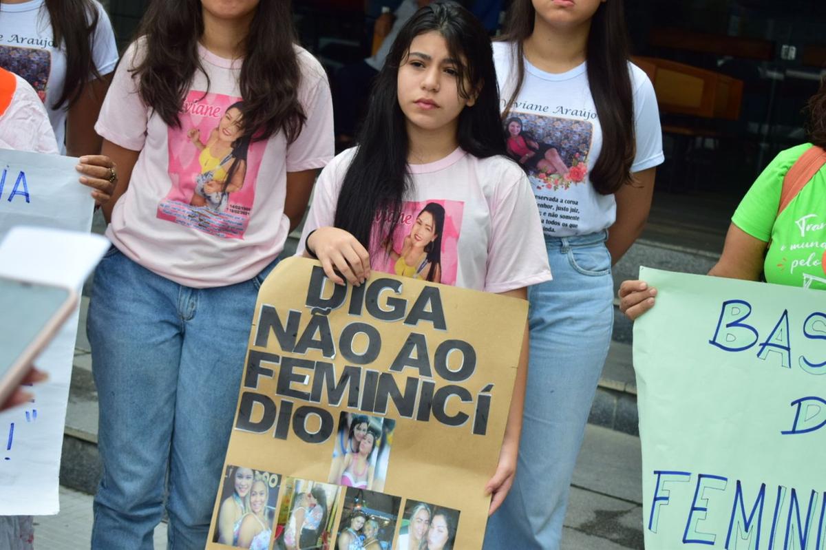 Família de Viviane faz manifestação pedindo justiça (Foto: Junio Matos)