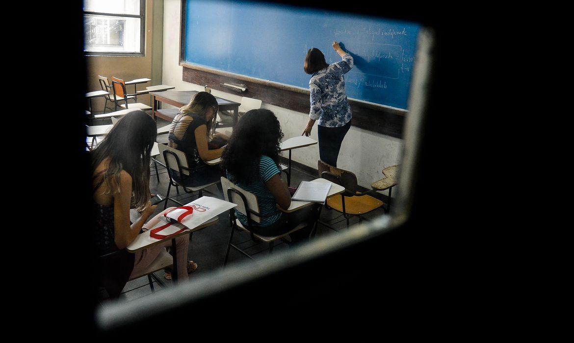 Especialistas pedem volta das diretrizes de 2012 do ensino médio