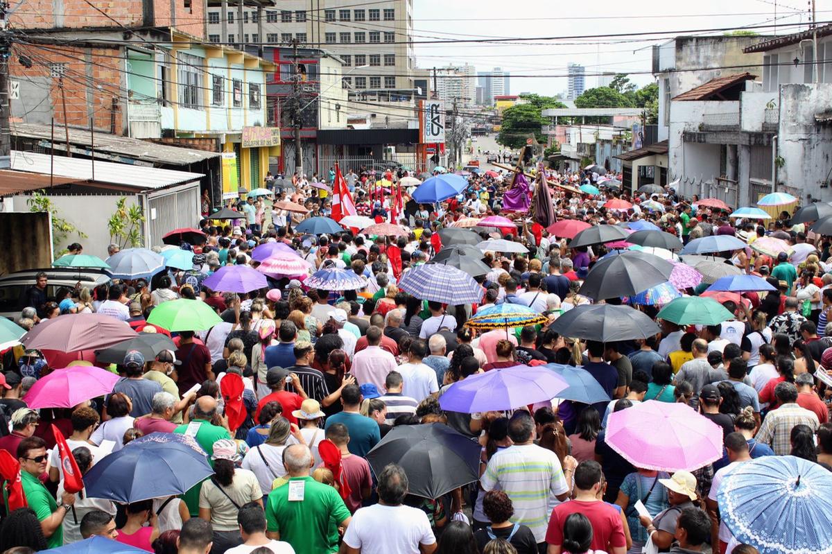 As pessoas tentaram se proteger do calor (Foto: Jeiza Russo)