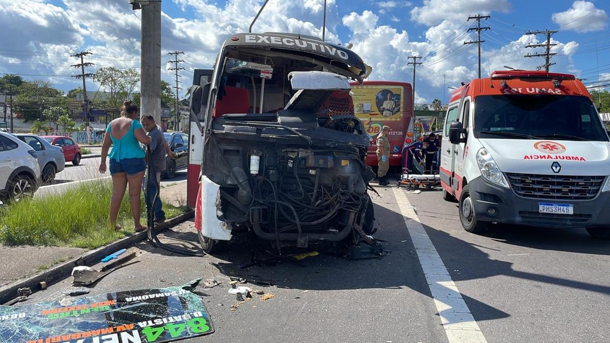 Micro-ônibus da linha 844 ficou destruído (Foto: Reprodução)