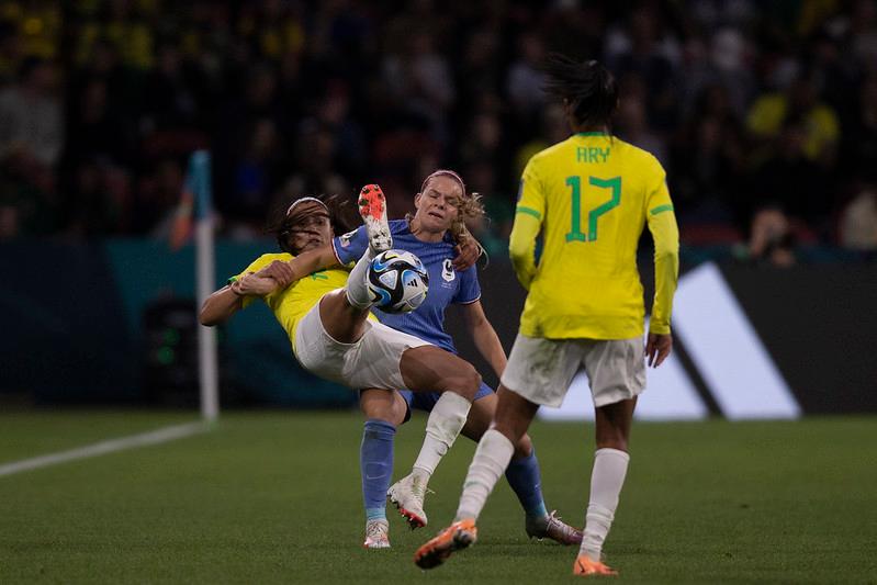 França vence o Brasil por 2 a 1 e assume a liderança do grupo F