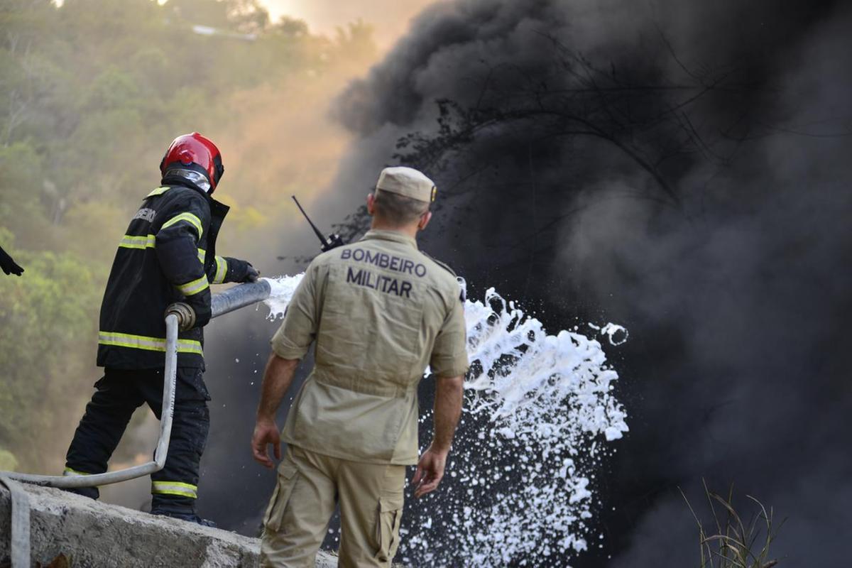 Corpo de Bombeiros faz a contenção das chamas em incêndio de lixeira viciada no bairro Mauazinho, Zona Leste de Manaus, no início de setembro (Foto: Junio Matos / A Crítica)