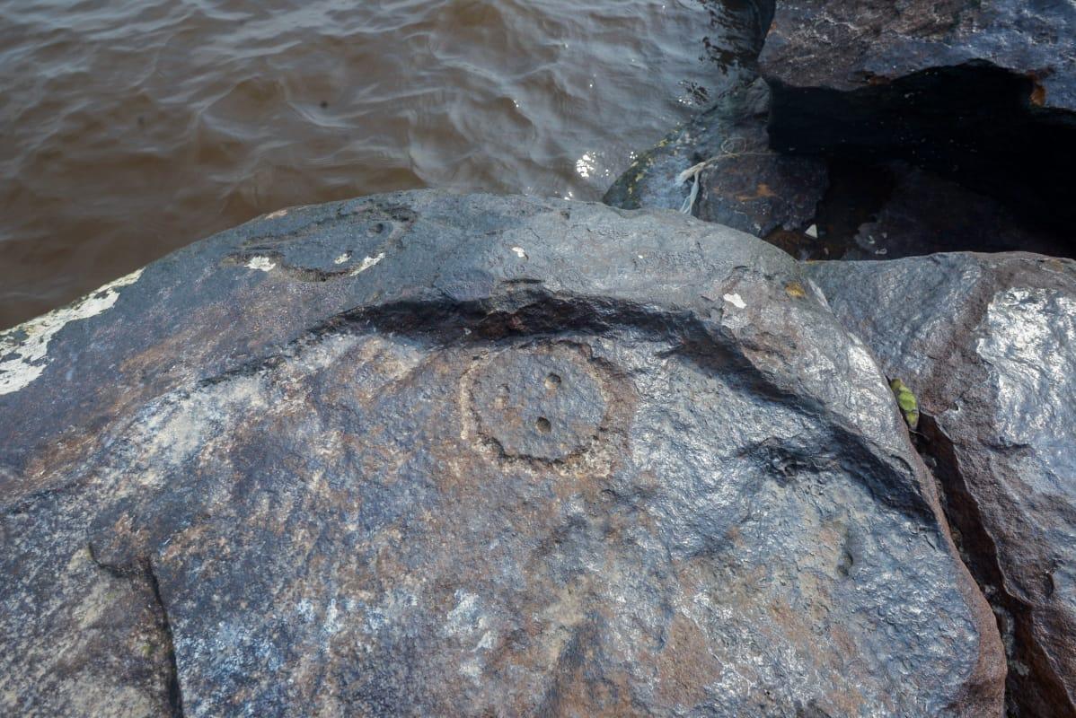 Gravuras rupestres do sítio Ponta das Lajes à beira do rio Negro (Foto: Guilherme Silva/Acervo Iphan)