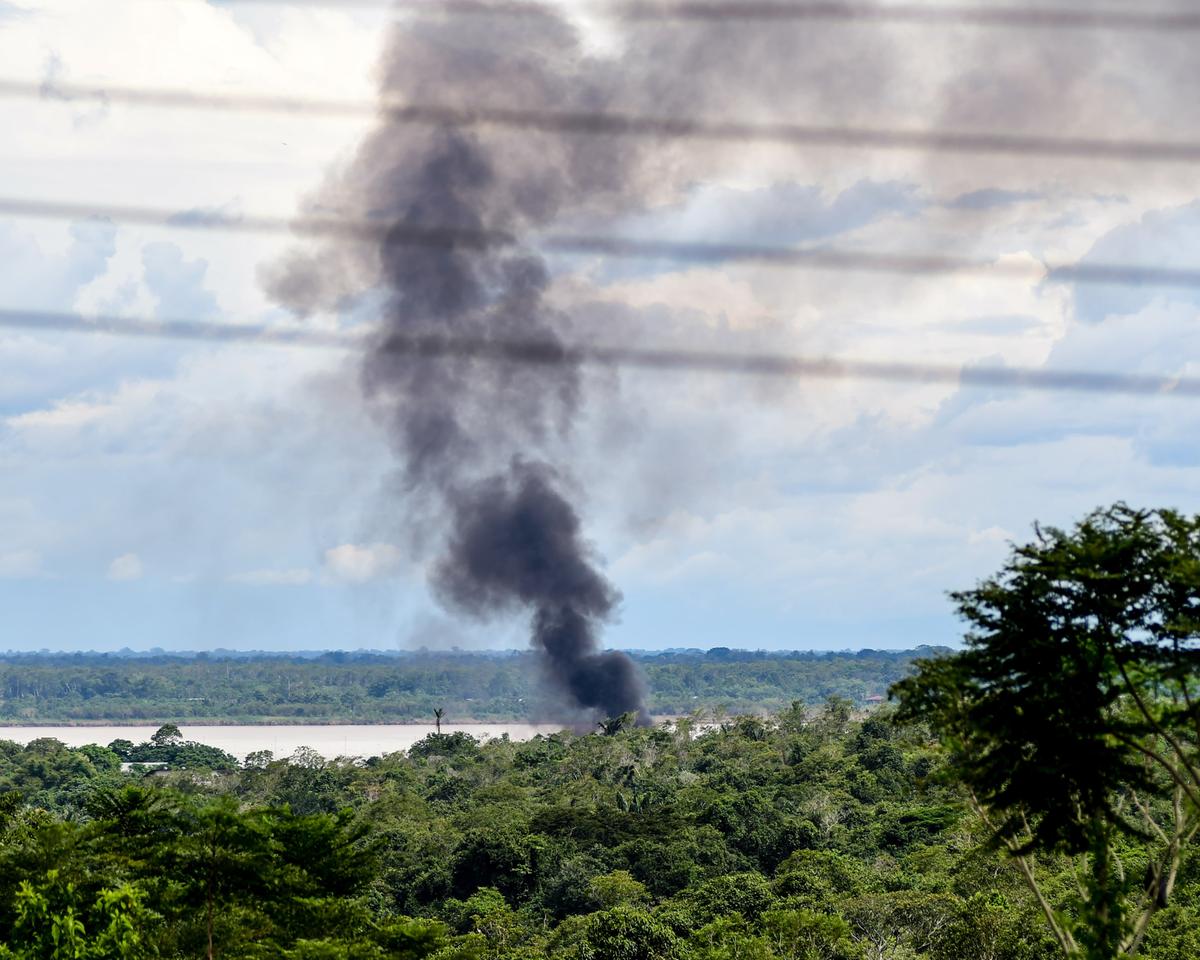 Fumaça preta pôde ser vista a grandes distâncias do local do incêndio (Foto: Paulo Bindá/A CRÍTICA)