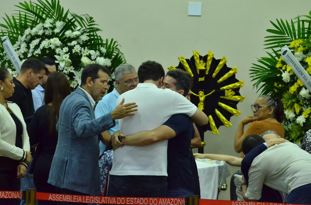 O prefeito de Manaus, David Almeida, chegou ao velório logo após a chegada de Arthur Neto (Foto: Daniel Prestes)