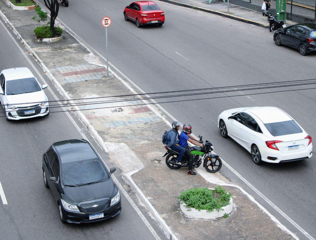 Avenida Darcy Vargas em frente ao Amazonas Shopping motoqueiro faz retorno pelo canteiro central da avenida e pedestre atravessa a pista próximo da passarela (Foto: Jeiza Russo)