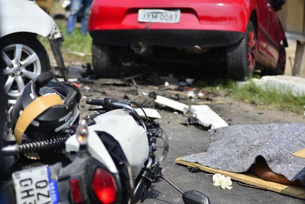 Um grave acidente de trânsito na avenida Max Teixeira, bairro Cidade Nova, matou um homem de 24 anos, e deixou outros dois feridos em setembro de 2023 (Foto: Junio Matos)