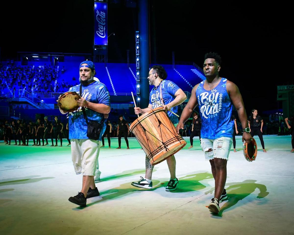 Igor Lima e Alessandro Slva compõem o time de percussionistas ao lado de Saunier (Foto: Paulo Bindá)