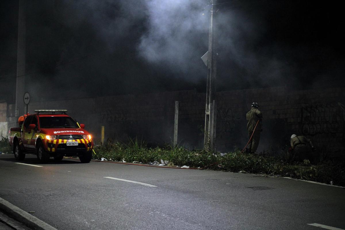 Fogo foi controlado por dois bombeiros militares (Foto: Jeiza Russo/AC)