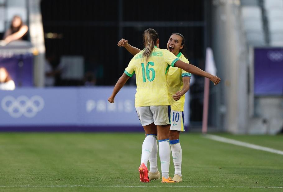 Marta em comemoração do gol de Gabi Nunes; Camisa 10 teve um gol anulado (Foto: Rafael Ribeiro/CBF)