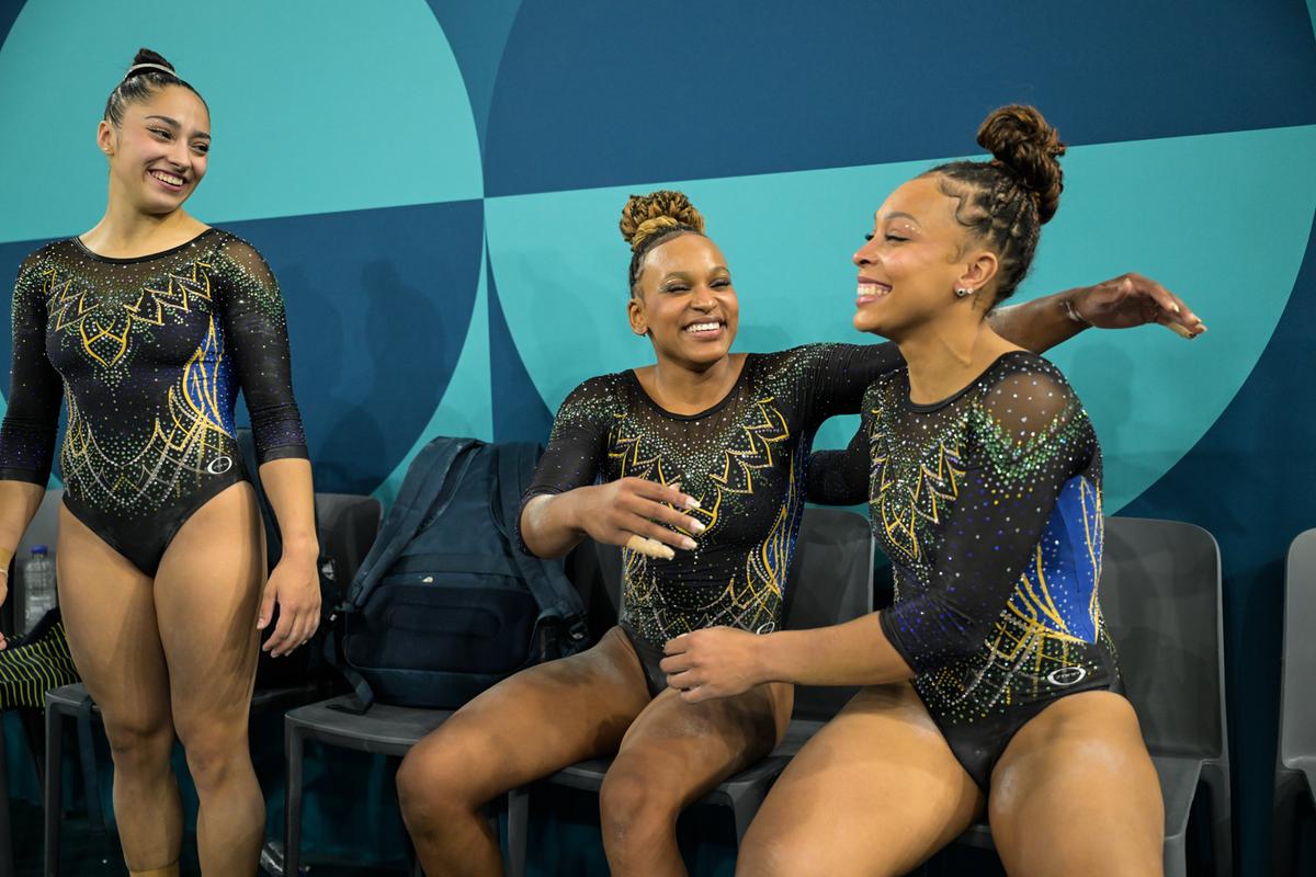 Rebeca Andrade e Júlia Soares comemoram classificação para final na trave (Reprodução/ X FIG)