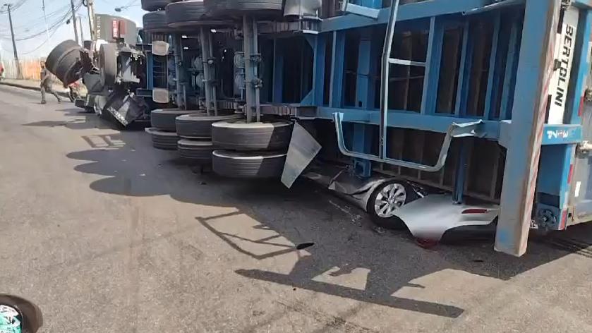 Momento em que o veículo estava embaixo do contêiner (Foto: Reprodução)