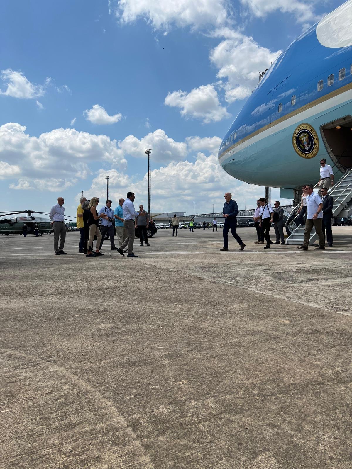 Joe Biden é recepcionado pelo governador Wilson Lima em aeroporto. (Foto: Aruana Brianezi)