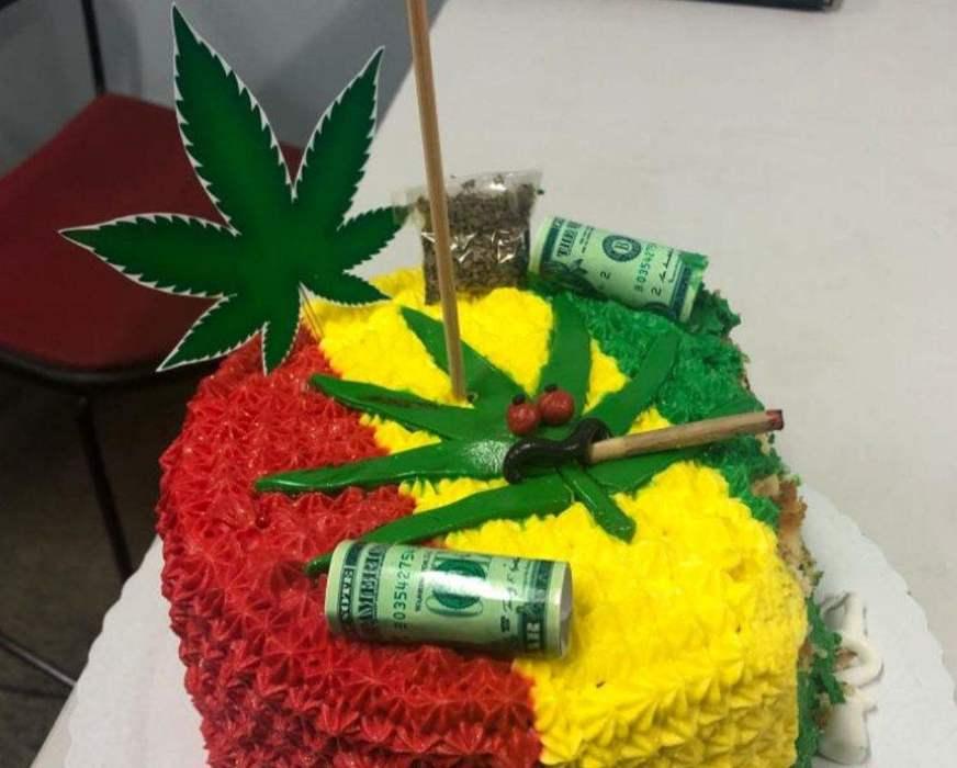 Imagens de festa de aniversário de traficante da Rocinha circulam pelas  redes sociais; bolo era decorado com fuzis
